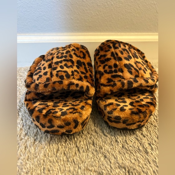 Cheta print heeled house slippers - Picture 1 of 3